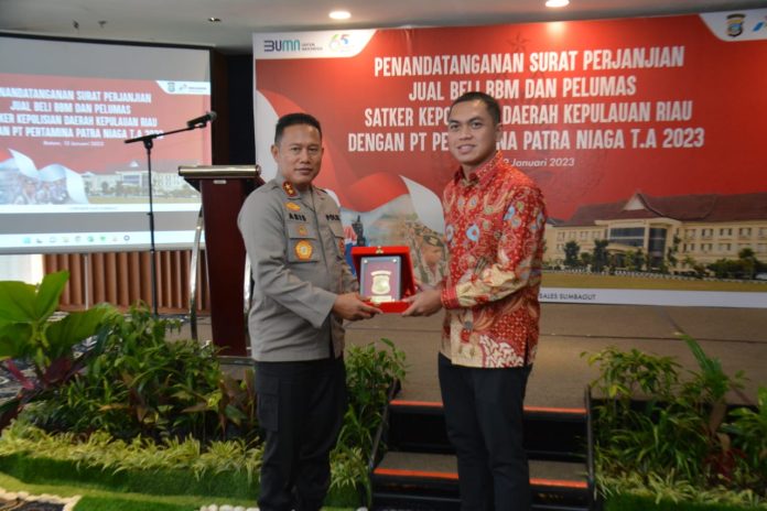 Polda Kepri bersama Pt.Pertamina Patra Niaga T.A. 2023 melakukan penandatanganan surat perjanjian jual beli BBM dan Pelumas satker Kepolisian di Hotel Radisson Kota Batam, Selasa (12/1)