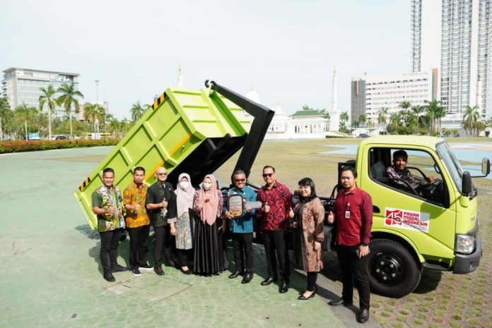 Pemerintah Kota (Pemko) Batam menerima satu unit dump truck Hino Dustro 300 pengangkut sampah dari Pasar Modal Indonesia di Dataran Engku Putri, Kamis (12/1) F,Pemko Batam