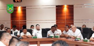 Kendalikan Inflasi, Pemko Batam Akan Bagikan Sembako untuk Warga Sekretaris Daerah (Sekda) Kota Batam, Jefridin Hamid memimpin Rapat Koordinasi Persiapan Pelaksanaan Sembako Bersubsidi tahun 2023 bersama Kadis Perindustrian dan Perdagangan (Disperindag) Kota Batam Dr. H. Gustian Riau, Camat dan Lurah se-Kota Batam, di Kantor Wali Kota Batam, Rabu (11/1/2023) F,Pemko Batam