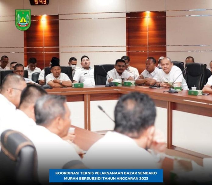 Sekretaris Daerah (Sekda) Kota Batam, Jefridin Hamid memimpin Rapat Koordinasi Persiapan Pelaksanaan Sembako Bersubsidi tahun 2023 bersama Kadis Perindustrian dan Perdagangan (Disperindag) Kota Batam Dr. H. Gustian Riau, Camat dan Lurah se-Kota Batam, di Kantor Wali Kota Batam, Rabu (11/1/2023) F,Pemko Batam