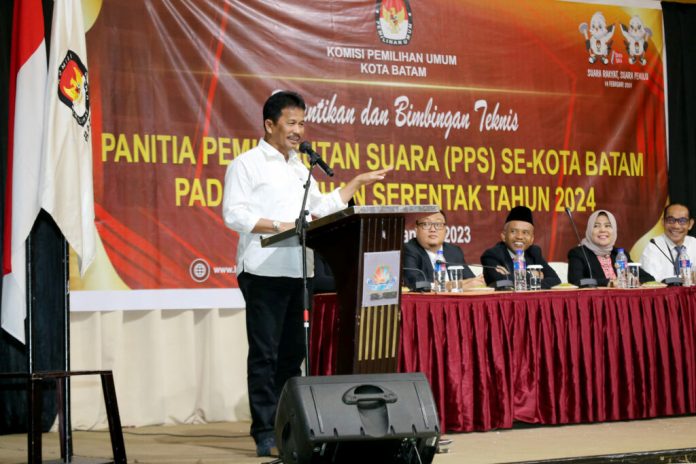 Wali Kota Batam, Muhammad Rudi saat menghadiri Pelantikan Anggota Panitia Pemungutan Suara (PPS) di Hotel Pacific Palace Batam, Selasa (24/1) F,Pemko Batam