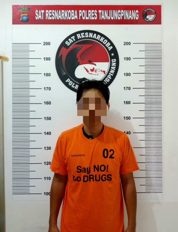 Sat Resnarkoba Polresta Tanjungpinang berhasil mengamankan seorang pelaku tindak pidana narkotika, di Jalan Raja Ali Haji, Kelurahan Tanjung Ayun Sakti, Kecamatan Bukit Bestari-Kota Tanjungpinang, Sabtu (7/1) F,Polresta Tanjungpinang