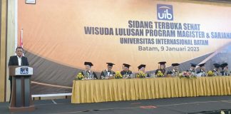 Hadiri Wisuda UIB XVIII, Gubernur Ansar Harap Perguruan Tinggi di Kepri Aktif Lakukan Penelitian Majukan Potensi SDA di Kepri Gubernur Kepri Ansar Ahmad menghadiri Sidang Terbuka Senat Wisuda Lulusan Program Magister dan Sarjana Universitas International Batam (UIB) ke-XVIII, di Swiss Bell Hotel Harbour Bay Batam, Senin (9/1) F,Diskominfo Kepri