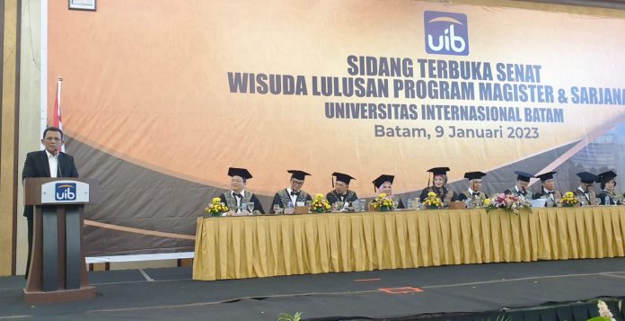 Gubernur Kepri Ansar Ahmad menghadiri Sidang Terbuka Senat Wisuda Lulusan Program Magister dan Sarjana Universitas International Batam (UIB) ke-XVIII, di Swiss Bell  Hotel Harbour Bay Batam, Senin (9/1) F,Diskominfo Kepri