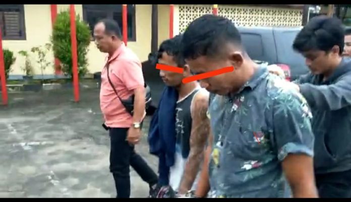 Dua pelaku pencurian dengan kekerasan yang terjadi di Dompak, hari Selasa (17/1) digiring ke Polresta Tanjungpinang oleh Kanit Jatanras Sat Reskrim Polresta Tanjungpinang IPDA Freddy Simanjuntak, Selasa (31/1) F,Beritaibukota.com