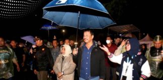 Tidak Hanya Tenar di Batam, Kedatangan HMR Disambut Antusias Anak Muda Tanjungpinang Wali Kota Batam/Kepala Badan Pengusahaan Batam H Muhammad Rudi (HMR), saat tiba di Tanjungpinang, Sabtu (28/1/2023), untuk menghadiri Bazar IKM, Sunset Fashion Show, Soft Launching Melayu Square dan Konser Musik Seorang Senyawa Fest 2023 di Area Melayu Square Tanjungpinang F,Pemko Batam