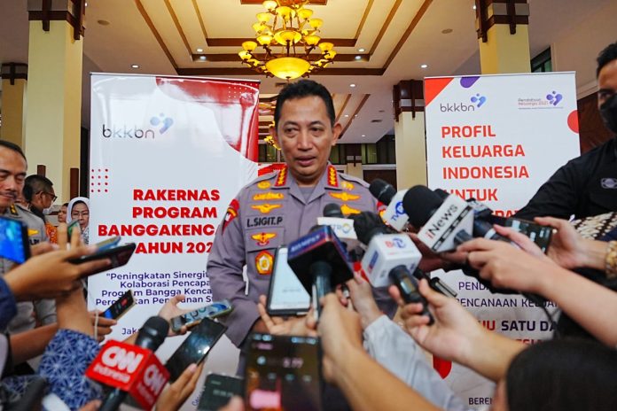 Kapolri Jenderal Listyo Sigit menegaskan, jajarannya khususnya para Kapolres di seluruh Indonesia harus turun langsung ke lapangan guna mengecek apabila ada orang tua dan anak yang membutuhkan tambahan gizi F,Polri