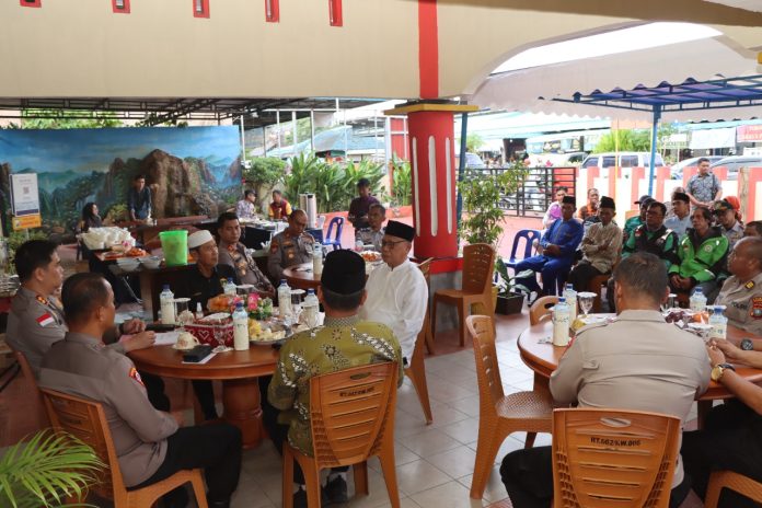 Polresta Tanjungpinang memfasilitasi warga Tanjungpinang untuk menyampaikan keluhan dalam program Jumat Curhat di Polsek Tanjungpinang timur Polresta Tanjungpinang, Jumat (13/01) F,Polresta Tanjungpinang