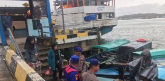 Datangi Pelabuhan, Sat Polairud Himbau Penumpang dan Tekong Jangan Lupa Pakai Life Jacket Sat Polairud Polresta Tanjungpinang mendatangi beberapa pelabuhan rakyat di pelabuhan Penyengat, Pelantar I dan Pelantar II , Tanjungpinang, Kepulauan Riau menghimbau para penambang boat pancung agar lebih hati-hati, Senin (30/1) F,Polresta Tanjungpinang