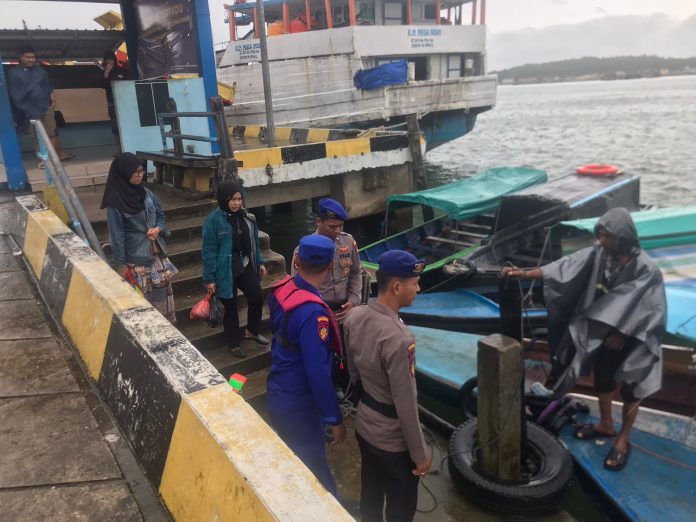 Sat Polairud Polresta Tanjungpinang mendatangi beberapa pelabuhan rakyat di pelabuhan Penyengat, Pelantar I dan Pelantar II , Tanjungpinang, Kepulauan Riau menghimbau para penambang boat pancung agar lebih hati-hati, Senin (30/1) F,Polresta Tanjungpinang