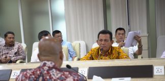 Menteri KKP Diminta Segera Tetapkan 6 Pelabuhan Perikanan di Kepri Gubernur Kepulauan Riau H. Ansar Ahmad didampingi Bupati Karimun Aunur Rafiq dan Bupati Bintan Roby Kurniawan melakukan audiensi dengan Dirjend Perikanan Tangkap Kementerian Kelautan dan Perikanan (KKP) Muhammad Zaini Hanafi, Jumat (6/1) F,Diskominfo Kepri