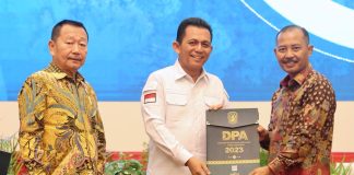 Bisa Serahkan DPA lebih Cepat di Awal Tahun, Gubernur Apresiasi Sekda dan DPRD Kepri Gubernur Kepulauan Riau H. Ansar Ahmad telah menyerahkan Dokumen Pelaksanaan Anggaran (DPA) Tahun Anggaran 2023 untuk Satuan Kerja Perangkat Daerah (SKPD) Pemerintah Provinsi Kepulauan Riau di Aula Wan Seri Beni, Dompak, Tanjungpinang, Kamis (5/1) F,Diskominfo Kepri