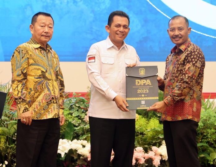 Gubernur Kepulauan Riau H. Ansar Ahmad telah menyerahkan Dokumen Pelaksanaan Anggaran (DPA) Tahun Anggaran 2023 untuk Satuan Kerja Perangkat Daerah (SKPD) Pemerintah Provinsi Kepulauan Riau di Aula Wan Seri Beni, Dompak, Tanjungpinang, Kamis (5/1) F,Diskominfo Kepri