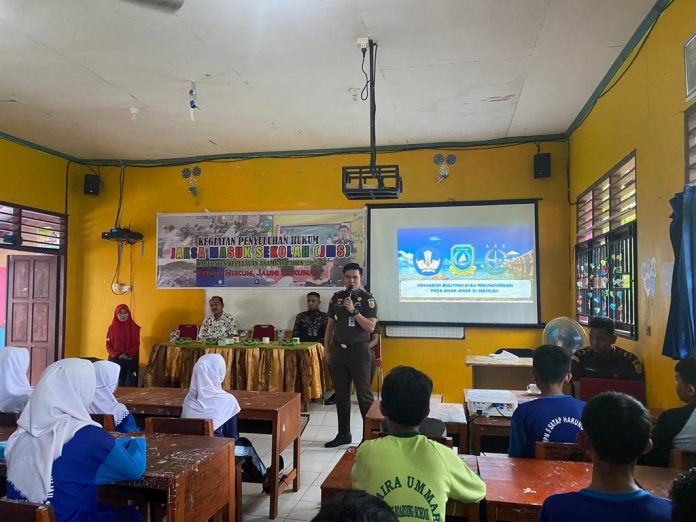 Kepala Cabang Kejaksaan Negeri Natuna di Tarempa, Roy Huffington Harahap mengatakan, pada kegiatan penyuluhan hukum Jaksa Masuk Sekolah (JMS) pada tahun 2023 mengambil tema 