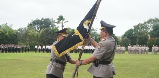Aris Budiman Serahkan Pataka Kepemimpinan Polda Kepri kepada Tabana Bangun Penyerahan Pataka Polda Kepri Seligi Sakti Marwah Negeri dari Irjen Pol. Dr. Aris Budiman, kepada Irjen. Pol. Drs. Tabana Bangun dalam Farewell And Welcome Parade Kapolda Kepulauan Riau dilaksanakan di lapangan apel Mapolda Kepri, Senin (30/01) F,Polda Kepri.