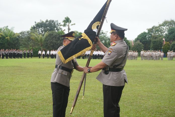 Penyerahan Pataka Polda Kepri Seligi Sakti Marwah Negeri dari Irjen Pol. Dr. Aris Budiman, kepada Irjen. Pol. Drs. Tabana Bangun dalam Farewell And Welcome Parade Kapolda Kepulauan Riau dilaksanakan di lapangan apel Mapolda Kepri, Senin (30/01) F,Polda Kepri.