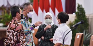 Perpu Cipta Kerja Diyakini Bisa Menjawab Tantangan Perkembangan Dinamika Ketenagakerjaan Menaker Ida Fauziyah, Menperin Agus Gumiwang Kartasasmita, Menteri KP Sakti Wahyu Trenggono, dan Menlu Retno Marsudi berbincang sebelum Sidang Kabinet Paripurna, Selasa (05/04/2022), di Istana Negara, Jakarta. (Foto: Humas Setkab/Agung)