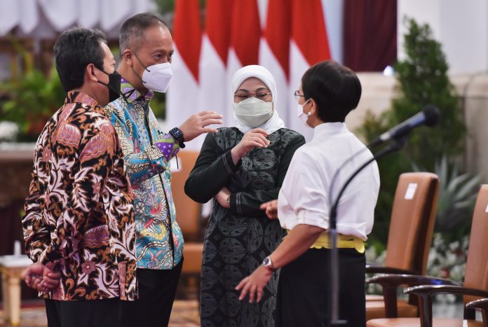 Menaker Ida Fauziyah, Menperin Agus Gumiwang Kartasasmita, Menteri KP Sakti Wahyu Trenggono, dan Menlu Retno Marsudi berbincang sebelum Sidang Kabinet Paripurna, Selasa (05/04/2022), di Istana Negara, Jakarta. (Foto: Humas Setkab/Agung)
