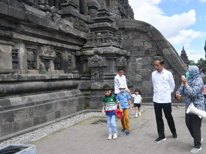 Presiden Jokowi berwisata edukasi ke Taman Wisata Candi Prambanan, Kabupaten Sleman, DIY, Sabtu (07/01/2023). (Foto: BPMI Setpres/Rusman)