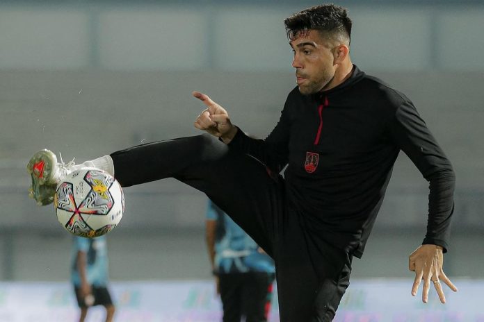 Bek andalan Persis Solo, Fabiano Beltrame cedera serius saat timnya bertanding menghadapi Persikabo 1973 dalam lanjutan kompetisi pekan ke-20 BRI Liga 1 2022/2023 F,LIB