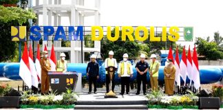 Presiden Resmikan SPAM Regional Dumai. Mampu Suplai Air Bersih untuk 32 Ribu Rumah Tangga Presiden Jokowi meresmikan SPAM Regional Durolis, Kamis (05/01/2023), di Kecamatan Tanah Putih Tanjung Melawan, Kabupaten Rokan Hilir, Riau. (Foto: Tangkapan Layar YouTube Sekretariat Presiden)