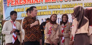 Resmikan Bangunan DAK SMAN 24 Kota Batam, Gubernur Ansar Silaturahmi dengan Guru dan Siswa Gubernur Kepulauan Riau H. Ansar Ahmad melakukan kunjungan kerja sekaligus menyerahkan bantuan ke SMAN 24 Tanjung Riau Kecamatan Sekupang, Kota Batam, Rabu (18/1) F, Diskominfo Kepri