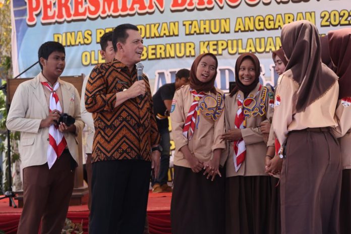 Gubernur Kepulauan Riau H. Ansar Ahmad melakukan kunjungan kerja sekaligus menyerahkan bantuan ke SMAN 24 Tanjung Riau Kecamatan Sekupang, Kota Batam, Rabu (18/1) F, Diskominfo Kepri