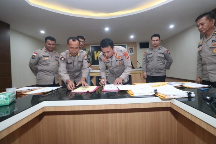 Bidhumas Polda Kepri melaksanakan Perjanjian Kerja Sama (PKS) dengan Pihak Eksternal untuk tahun anggaran 2023 di Rupatama Polda Kepri, Rabu (18/1) F, Polda Kepri