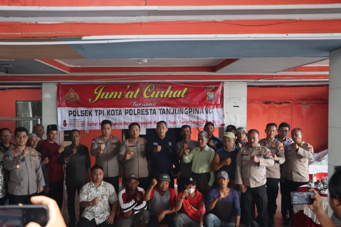 Polresta Tanjungpinang mengadakan kegiatan pertemuan dengan masyarakat di sebuah warung kopi Harapan Jaya Jl. Pelantar II, Kel. Tanjungpinang Kota, Kecamatan Tanjungpinang Kota, Kota Tanjungpinang, Jumat (20/01) F, Polresta Tanjungpinang