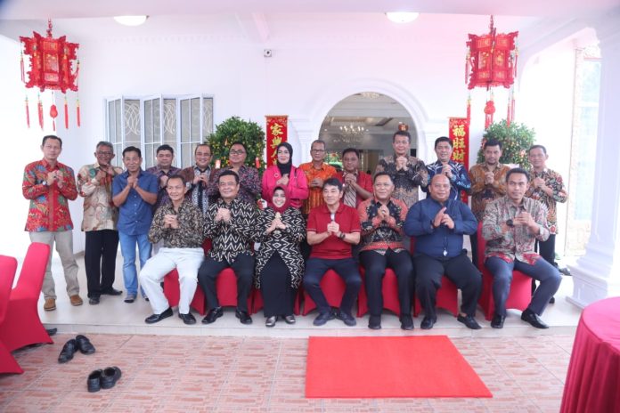 Wali Kota Tanjungpinang Hj. Rahma bersama keluarga, rombongan Forkopimda Kota, dan jajaran Kepala Dinas di lingkungan Pemerintah Kota Tanjungpinang, melakukan kunjungan silaturahmi ke kediaman beberapa tokoh masyarakat Tionghoa Tanjungpinang, Minggu (22/1) F,Pemko Tanjungpinang