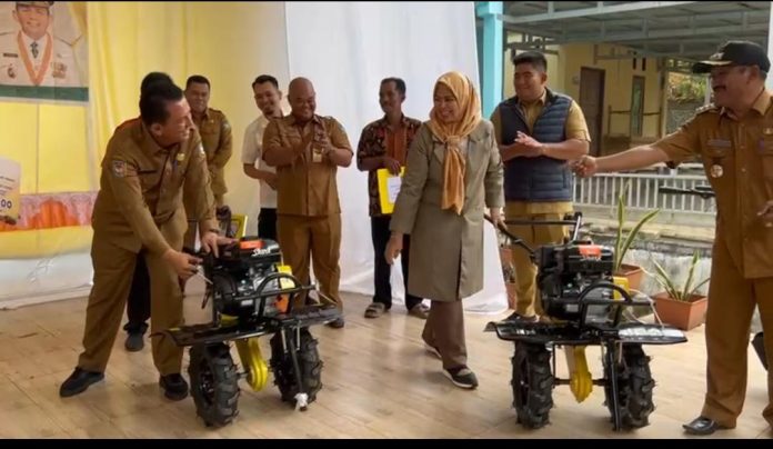 Gubernur Kepulauan Riau H. Ansar Ahmad menyerahkan bantuan pertanian dan bantuan hibah rumah ibadah untuk sejumlah masjid dan surau di Tambelan Selasa (24/01) F, Diskominfo Kepri