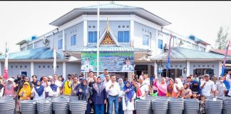 Kemandirian Ekonomi Rakyat dalam Kepemimpinan Rahma Wali Kota Tanjungpinang, Rahma saat memberikan bantuan kepada warga Tanjungpinang F, Pemko Tanjungpinang