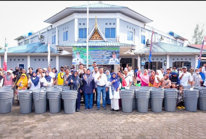 Wali Kota Tanjungpinang, Rahma saat memberikan bantuan kepada warga Tanjungpinang F, Pemko Tanjungpinang