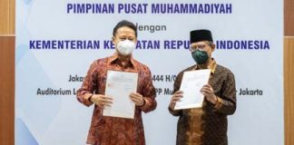 Kemenkes Kerjasama dengan Muhammadiyah Perihal Membantu Kesehatan Masyarakat Kementerian Kesehatan RI dan Pengurus Pusat Muhammadiyah jalin kerja sama di bidang kesehatan. Kerja sama dilakukan dengan penandatanganan MoU pada Selasa (3/1) di gedung PP Muhammadiyah Jakarta F,kemkes