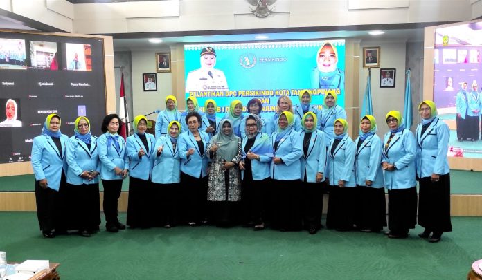 Wali Kota Tanjungpinang, Rahma melantik pengurus Dewan Pimpinan Cabang (DPC) Tanjungpinang di aula sultan Badrul Alamsyah Kantor Walikota Tanjungpinang, Kamis, (19/1). F,Pemko Tanjungpinang