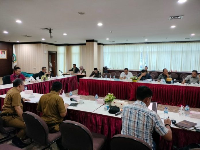 Komisi III yang mengundang Dinas PUPR dan Pertanahan serta Sekretariat DPRD Provinsi Kepulauan Riau guna mendengar penjelasan lebih lanjut terkait rencana perbaikan kantor DPRD, di Gedung Graha Kepri, Batam Selasa (24/1) F,Humas DPRD Kepri