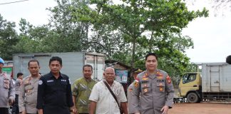 Buruh Pelabuhan di Dompak Berterimakasih ke Polresta Tanjungpinang Karena Ciptakan Rasa Tentram Saat Bekerja Polresta Tanjungpinang bersama Polsek Kawasan Pelabuhan Sri Bintan Pura Polresta Tanjungpinang mendatangi para buruh pelabuhan di Tanjung Merbau Dompak, Tanjungpinang, Jumat (27/1) F,Polresta Tanjungpinang