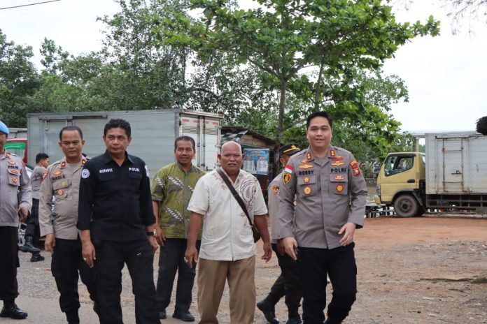 Polresta Tanjungpinang bersama Polsek Kawasan Pelabuhan Sri Bintan Pura Polresta Tanjungpinang mendatangi para buruh pelabuhan di Tanjung Merbau Dompak, Tanjungpinang, Jumat (27/1) F,Polresta Tanjungpinang