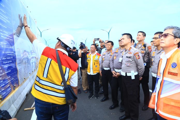 Kepala Korps Lalu Lintas (Kakorlantas) Polri Irjen Firman Shantyabudi melakukan peninjauan di Jembatan Kretek 2, Bantul, Daerah Istimewa Yogyakarta, Sabtu (21/1) F,Polri