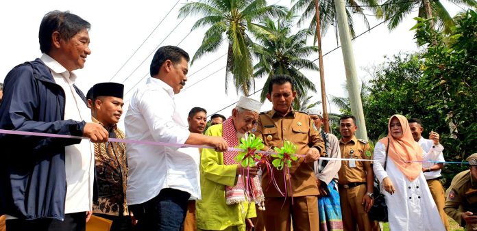 Gubernur Kepulauan Riau Ansar Ahmad meresmikan jembatan dipusatkan di Simpang Empat Kelarik - Natuna, Selasa (10/1) F,Diskominfo Kepri