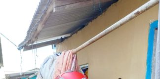 Cegah Stunting, Bhabinkamtibmas ini Ikut Beri Makanan Tambahan untuk Warga Binaannya Bhabinkamtibmas Polsek Tanjungpinang Barat Bripka Fajar Ramadhan memberikan makanan tambahan kepada salah satu warga masyarakat Kelurahan Tanjungpinang Barat, Kecamatan Tanjungpinang Barat, Rabu (4/1) F,Polresta Tanjungpinang