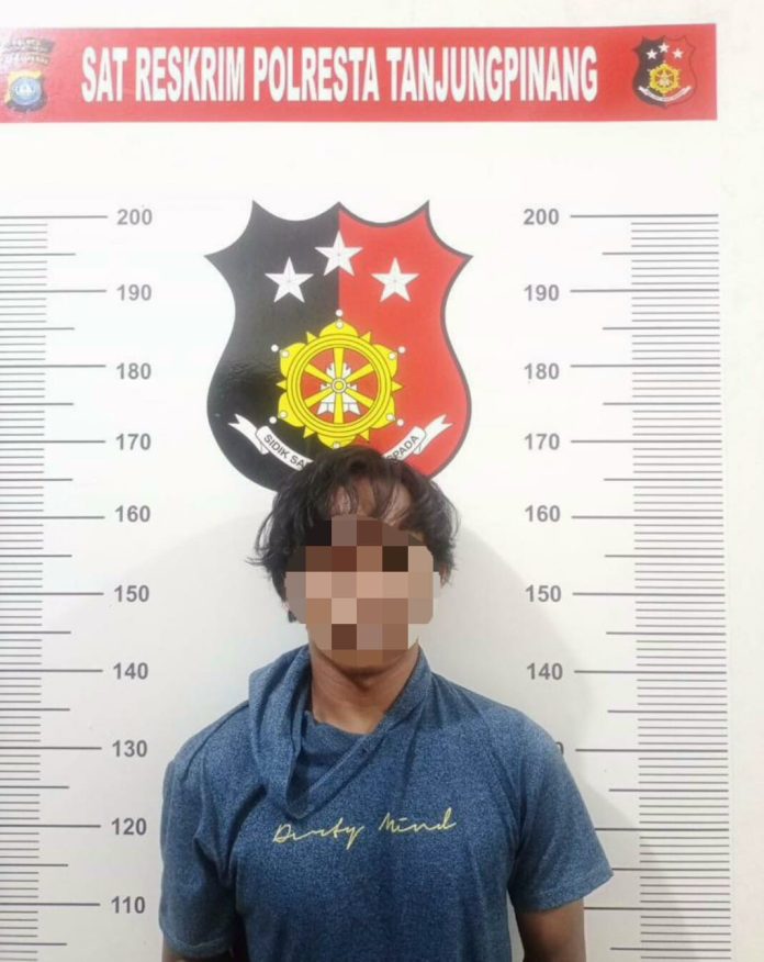 Satreskrim Polresta Tanjungpinang berhasil mengamankan seorang pria Inisial (MA) 26 tahun tersangka pelaku pencurian dengan Kekerasan (Curas) di Jalan Raya Dompak Kota Tanjungpinang, Rabu (04/01) F,Polresta Tanjungpinang
