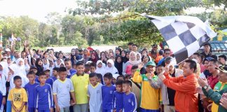 Lepas Peserta Jalan Santai Kerukunan Umat Beragama, Gubernur Ansar Sebut Kepri Hidup Beragama Tenteram dan Damai Gubernur Kepulauan Riau H. Ansar Ahmad melepas peserta kegiatan jalan santai kerukunan umat beragama yang diselenggarakan oleh Kantor Kementerian Agama Kabupaten Bintan bekerjasama dengan FKUB Kabupaten Bintan di Lapangan Gedung Community Center, Teluk Sebong, Bintan, Sabtu (07/12)