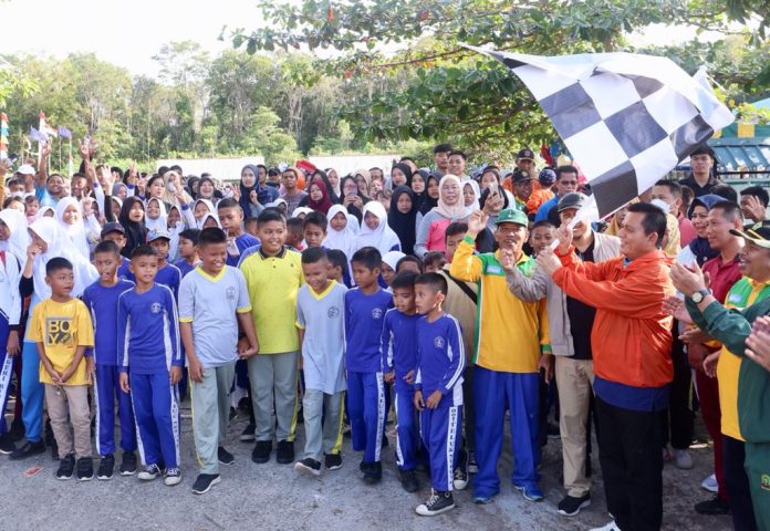 Gubernur Kepulauan Riau H. Ansar Ahmad melepas peserta kegiatan jalan santai kerukunan umat beragama yang diselenggarakan oleh Kantor Kementerian Agama Kabupaten Bintan bekerjasama dengan FKUB Kabupaten Bintan di Lapangan Gedung Community Center, Teluk Sebong, Bintan, Sabtu (07/12)