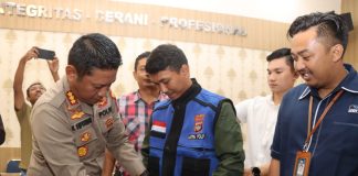 Angga Media Sebagai Mitra, Kapolresta Tanjungpinang Bagikan Rompi Mitra Polri kepada Awak Media Kapolresta Tanjungpinang Kombes Pol. H. Ompusunggu, membagikan rompi khusus kepada Awak Media di rupatama Polresta Tanjungpinang. Selasa (10/01) F,Polresta Tanjungpinang