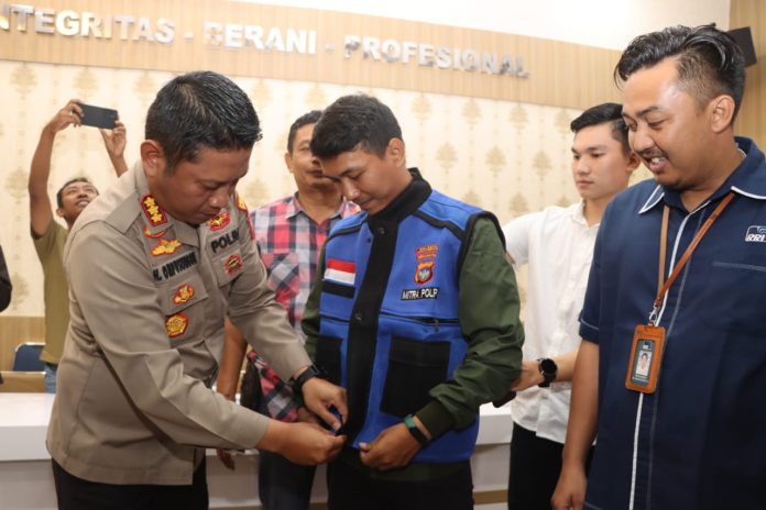 Kapolresta Tanjungpinang Kombes Pol. H. Ompusunggu, membagikan rompi khusus kepada Awak Media di rupatama Polresta Tanjungpinang. Selasa (10/01) F,Polresta Tanjungpinang