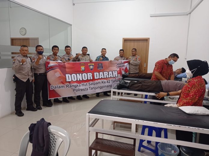Polresta Tanjungpinang bersama Satpam menggelar kegiatan donor darah di PMI Tanjungpinang, Kamis (19/1) F,Polresta Tanjungpinang