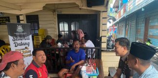 Cabang Kejaksaan Negeri Natuna di Tarempa Jadi Tempat Curhat Masyarakat Lewat Program Jaksa Menjawab Kepala Cabang Kejaksaan Negeri Natuna di Tarempa Roy Huffington Harahap,SH,MH yang terjun langsung menjawab pertanyaan warga terkait hukum serta aturannya di kedai Kopi Mak Alang, Kamis (26/1) F,Cabjari Natuna di Tarempa