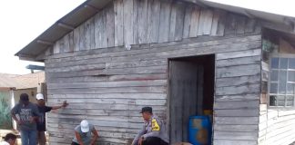 Selain Jaga Keamanan Warga Bhabinkamtibmas ini Juga Ikut Bantu Perbaiki Rumah Warga Bhabinkamtibmas Kelurahan Tanjung Unggat Polsek Bukit Bestari Polresta Tanjungpinang, Aiptu Razmudi ikut serta membantu salah satu warganya yang memperbaiki rumah di Rw 06 Kelurahan Tanjung Unggat, Selasa (10/1) F,Polresta Tanjungpinang