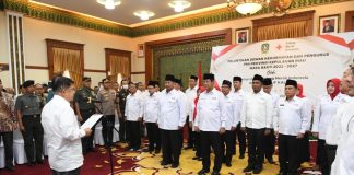 Jusuf Kalla Lantik Endy Maulidi Ketua Kehormatan PMI Kepri Ketua Umum Palang Merah Indonesia (PMI) H.M. Jusuf Kalla melantik Endy Maulidi sebagai Ketua Dewan Kehormatan PMI Provinsi Kepri periode Masa Bhakti 2022-2027 di Gedung Daerah, Tanjungpinang, Kamis (19/1) F,Diskominfo Kepri